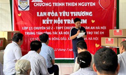 Học sinh trường THPT chuyên Chu Văn An Hà Nội thăm và tặng quà đối tượng nuôi dưỡng tại Trung tâm