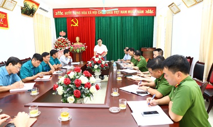 Đồng chí Bí thư Đảng ủy xã giao ban công tác an ninh quốc phòng sau khi vận hành mô hình chính quyền địa phương 2 cấp