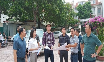 Các đồng chí Lãnh đạo phường Phúc Lợi kiểm tra hiện trường