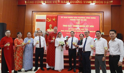 PHƯỜNG VĨNH HƯNG TỔ CHỨC LỄ TRAO QUYẾT ĐỊNH NGƯỜI CÓ YẾU TỐ NƯỚC NGOÀI