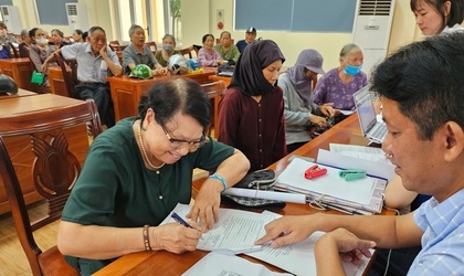 Xã Quang Minh hướng dẫn người dân kê khai hồ sơ 
hưởng trợ cấp hưu trí theo Nghị định 176 của Chính phủ
