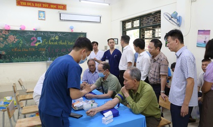 Phường Dương Nội tổ chức khám bệnh, cấp phát thuốc miễn phí cho người có công, gia đình chính sách nhân kỷ niệm 78 năm Ngày Thương binh - Liệt sĩ