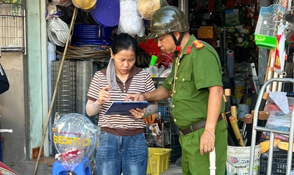 Công an xã Bát Tràng ra quân lập lại trật tự đô thị
