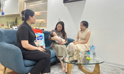 Lãnh đạo Ủy ban MTTQ Việt Nam xã Quốc Oai thăm, tặng quà cháu bé bị bỏ rơi tại khu đô thị CEO Sài Sơn