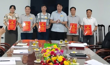 ĐẢNG ỦY CÁC CƠ QUAN ĐẢNG XÃ PHÚC SƠN TỔ CHỨC HỘI NGHỊ CÔNG BỐ VÀ TRAO CÁC QUYẾT ĐỊNH THÀNH LẬP CHI BỘ VÀ CÔNG TÁC CÁN BỘ