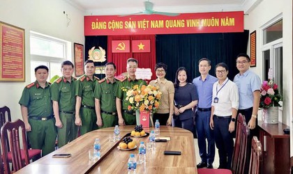 LÃNH ĐẠO PHƯỜNG KIM LIÊN THĂM HỎI, ĐỘNG VIÊN CÁN BỘ, CHIẾN SĨ, LỰC LƯỢNG AN NINH NHÂN DÂN NHÂN DỊP KỶ NIỆM 79 NĂM NGÀY TRUYỀN THỐNG
