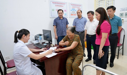 Sơn Tây tổ chức khám bệnh, tặng quà cho các đối tượng chính sách, người có công
