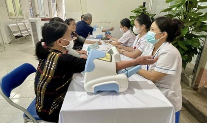 Phường Cầu Giấy tổ chức Khám, chăm sóc sức khỏe miễn phí cho đối tượng chính sách nhân kỷ niệm 78 năm ngày Thương binh - Liệt sỹ (27/7/1947-27/7/2025)