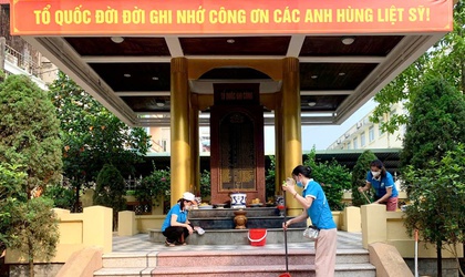 Phụ nữ Khương Đình ra quân làm sạch Đài tưởng niệm, tri ân anh hùng liệt sỹ