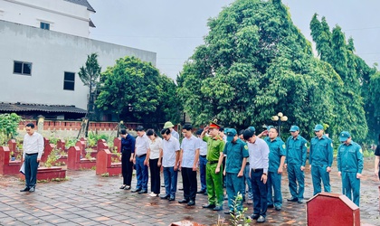 Xã Yên Bài tổ chức lễ dâng hương, dâng hoa viếng nghĩa trang liệt sĩ.
