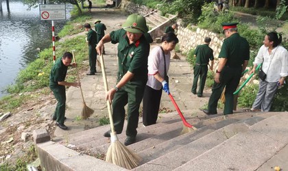 Phường Bạch Mai: đồng loạt ra quân tổng vệ sinh trong các ngõ xóm, nơi vui chơi công cộng, điểm di tích lịch sử