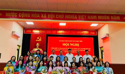 UBND XÃ NGỌC HỒI TRAO QUYẾT ĐỊNH CÔNG TÁC CÁN BỘ NGÀNH GIÁO DỤC ĐÀO TẠO
