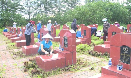 Uỷ ban MTTQ Việt Nam xã Phúc Lộc và các đoàn thể chính trị - xã hội tổ chức ra quân vệ sinh môi trường chào mừng Đại hội Đảng bộ xã lần thứ nhất và kỷ niệm Ngày Thương binh - Liệt sỹ 27/7