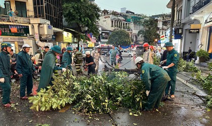 Phường Hoàn Kiếm: nhanh chóng, khẩn trương, chủ động khắc phục cơn giông lốc chiều ngày 19/7/2025