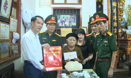 Ban chỉ huy Phòng thủ khu vực 2 Phúc Thọ - Bộ Tư lệnh Thủ đô Hà Nội thăm, tặng quà Mẹ Việt Nam anh hùng Doãn Thị Bé ở thôn Bãi Cháy xã Phúc Lộc