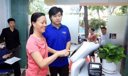 Chuyển đổi số từ cơ sở: Phường Cửa Nam tiên phong ứng dụng robot vào cải cách hành chính