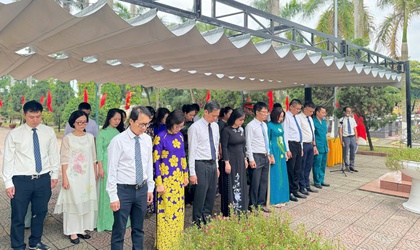 ĐẢNG ỦY - HĐND - UBND - UB MTTQ VIỆT NAM PHƯỜNG KIM LIÊN DÂNG HƯƠNG TƯỞNG NIỆM 
CÁC ANH HÙNG LIỆT SĨ TẠI NGHĨA TRANG THÀNH PHỐ HÀ NỘI