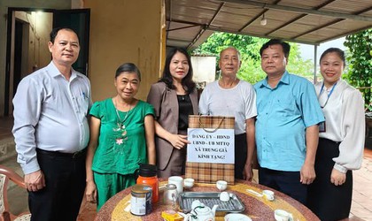 PHÓ BÍ THƯ THƯỜNG TRỰC ĐẢNG ỦY XÃ TRUNG GIÃ THĂM HỎI, TẶNG QUÀ CÁC ĐỐI TƯỢNG CHÍNH SÁCH DỊP 27/7