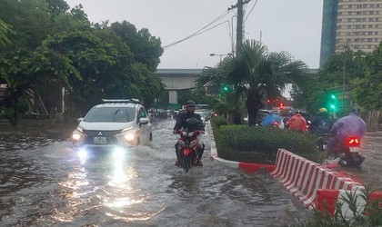 Bão số 3 vào đất liền, gió mạnh, mưa trút xuống Hà Nội