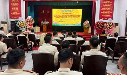UBND xã khen thưởng đột xuất các tập thể, cá nhân Công an xã có thành tích xuất sắc trong điều tra khám phá vụ chế tạo, tàng trữ trái phép vũ khí quân dụng