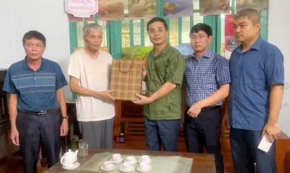 Hoạt động thăm, tặng quà cho các Thương binh, Bệnh binh, thân nhân gia đình chính sách, người có công trên địa bàn xã Thạch Thất nhân dịp kỉ niệm 78 năm ngày Thương binh, Liệt sĩ (27/7/1947 -27/7/2025)