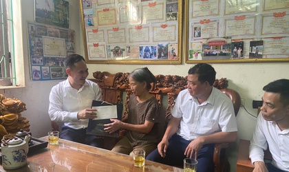 Đồng chí Hoàng Nguyên Ưng – Phó bí thư Đảng ủy – Chủ tịch UBND xã thăm tặng quà gia đình chính sách nhân dịp kỷ niệm 78 năm ngày thương binh liệt sĩ và viếng nghĩa trang Liệt sỹ