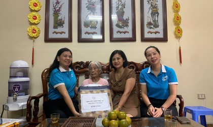 Hội Liên hiệp phụ nữ phường Cầu Giấy thăm, tặng quà Hội viên là gia đình chính sách, người có công