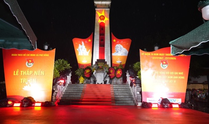 Đoàn thanh niên xã Phù Đổng thắp nến tri ân tưởng nhớ các mẹ Việt Nam anh hùng, các anh hùng, liệt sĩ