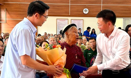 Phường Phú Thượng tặng quà tri ân các gia đình thương binh, liệt sĩ