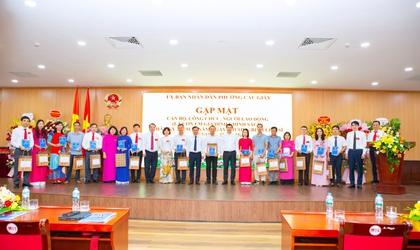 UBND phường Cầu Giấy tổ chức gặp mặt, tặng quà cán bộ, công chức, người lao động là con em gia đình chính sách nhân dịp kỷ niệm 78 năm Ngày Thương binh - Liệt sỹ