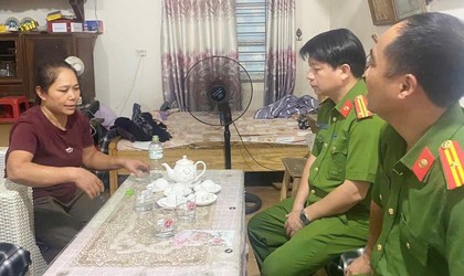 Công an xã Dương Hoà thăm, tặng quà tri ân gia đình chính sách nhân kỷ niệm 78 năm ngày Thương binh, Liệt sĩ 27/7