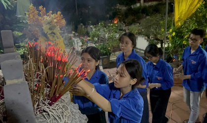 Lễ thắp nến tri ân các anh hùng liệt sĩ tại Nghĩa trang xã Mê Linh