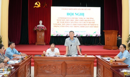 Lãnh đạo xã làm việc với các trường học trên địa bàn để nghe báo cáo công tác chuẩn bị cho năm học mới 2025-2026