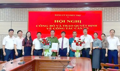 Xã Phúc Thọ trao các Quyết định về công tác cán bộ