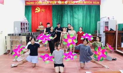 Lãnh đạo Trung tâm VHTT&TT xã kiểm tra công tác tập luyện chuẩn bị tham gia Liên hoan Nghệ thuật quần chúng xã Quốc Oai lần thứ I năm 2025