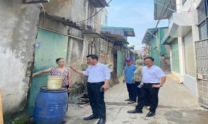 Lãnh đạo UBND xã Hát Môn kiểm tra công tác phòng chống dịch sốt xuất huyết trên địa bàn thôn Hiệp Thuận