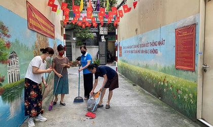 Hội LHPN phường Phương Liệt đồng loạt ra quân tổng vệ sinh môi trường