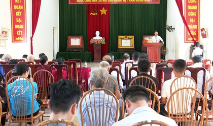 Đồng chí Bí thư Đảng uỷ xã Phú Xuyên dự sinh hoạt chi bộ tại thôn Vạn Điểm