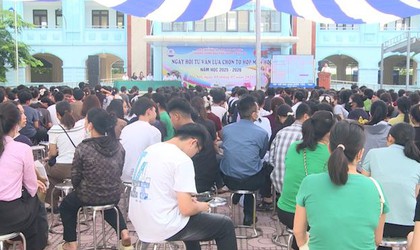 Rộn ràng Ngày hội tư vấn tuyển sinh vào lớp 10 tại trường THPT Phúc Thọ