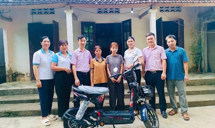 Ngân hàng chính sách xã hội Ba Vì phối hợp với Hội Liên hiệp Phụ nữ xã Yên Bài tổ chức tặng quà cho học sinh có hoàn cảnh đặc biệt khó khăn trên địa bàn xã.