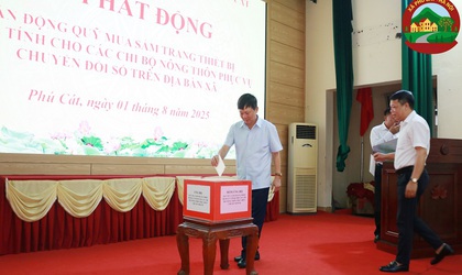 Phú Cát tổ chức lễ chào cờ đầu tháng 8 và phát động ủng hộ quỹ mua sắm thiết bị CNTT cho các chi bộ nông thôn