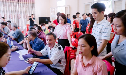Người dân phường Phúc Lợi hào hứng, tự tin hơn với các tiện ích số