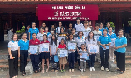 Hội Liên hiệp Phụ nữ phường Đống Đa tổ chức lễ dâng hương tại Văn Miếu - Quốc Tử Giám và trao tặng 18 suất quà cho trẻ em có hoàn cảnh khó khăn trên địa bàn