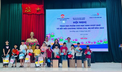 MTTQ xã phối hợp tổ chức trao học phẩm cho học sinh vượt khó nhân dịp chuẩn bị bước vào năm học 2025 - 2030; kết nối cha mẹ đỡ đầu