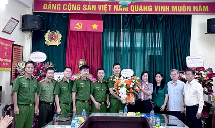 Đảng ủy - HĐND - UBND phường Thanh Xuân chúc mừng Công an phường nhân kỷ niệm 80 năm ngày thành lập lực lượng Công an nhân dân