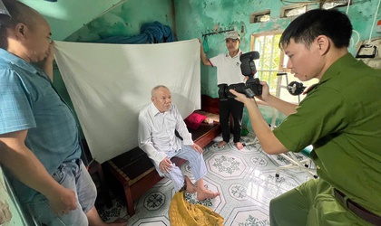 Hơn 100 đảng viên cao tuổi đảng ở Phú Xuyên được cấp đổi thẻ ngay tại nhà