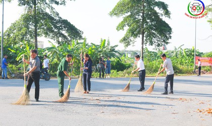 Sôi nổi Lễ ra quân tổng vệ sinh môi trường, trồng hoa cây xanh tại xã Quốc Oai
