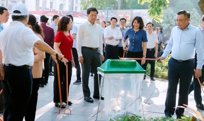 Chủ tịch Hà Nội cùng người dân dọn rác tại quảng trường