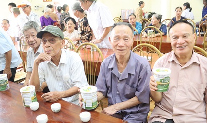 Công ty Cổ phần Giải Pháp Dinh Dưỡng Toàn Cầu trao tặng sản phẩm sữa Milk Pasfo cho người có công trên địa bàn xã Đại Xuyên