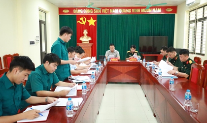 Đoàn công tác cụm phòng thủ khu vực 2 – Phúc Thọ làm việc tại xã Minh Châu.